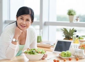 Phụ nữ tiền mãn kinh nên bổ sung gì? {Chuyên gia giải đáp}